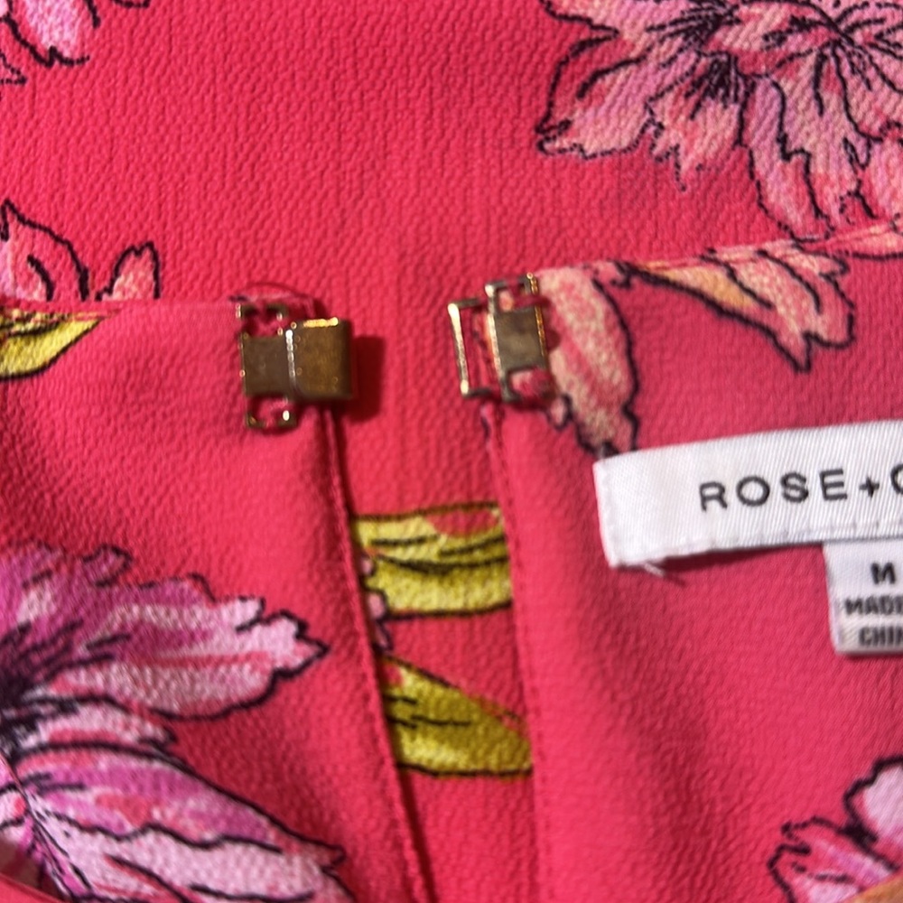 Rose + Olive Pink Floral Print Blouse Size M Short Sleeve Round Neck Casual Top - Picture 9 of 9